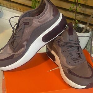 Nike Men's Maroon and White Sneakers